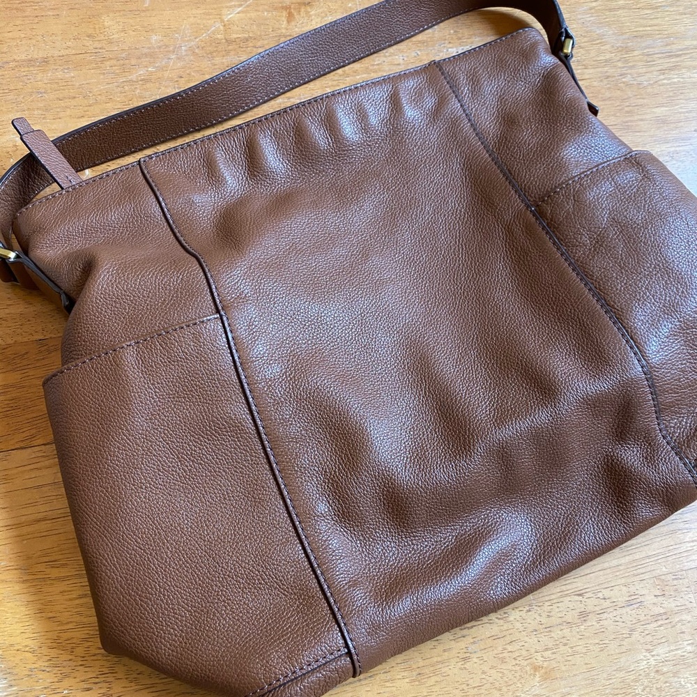 Fossil brown leather shoulder bag very nice purse very nice good condition